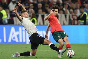 关于冲刺阶段葡萄牙体育遗憾出局：欧冠节点到来，球迷炸锅，赛季目标并未改变的信息-爱游戏官网